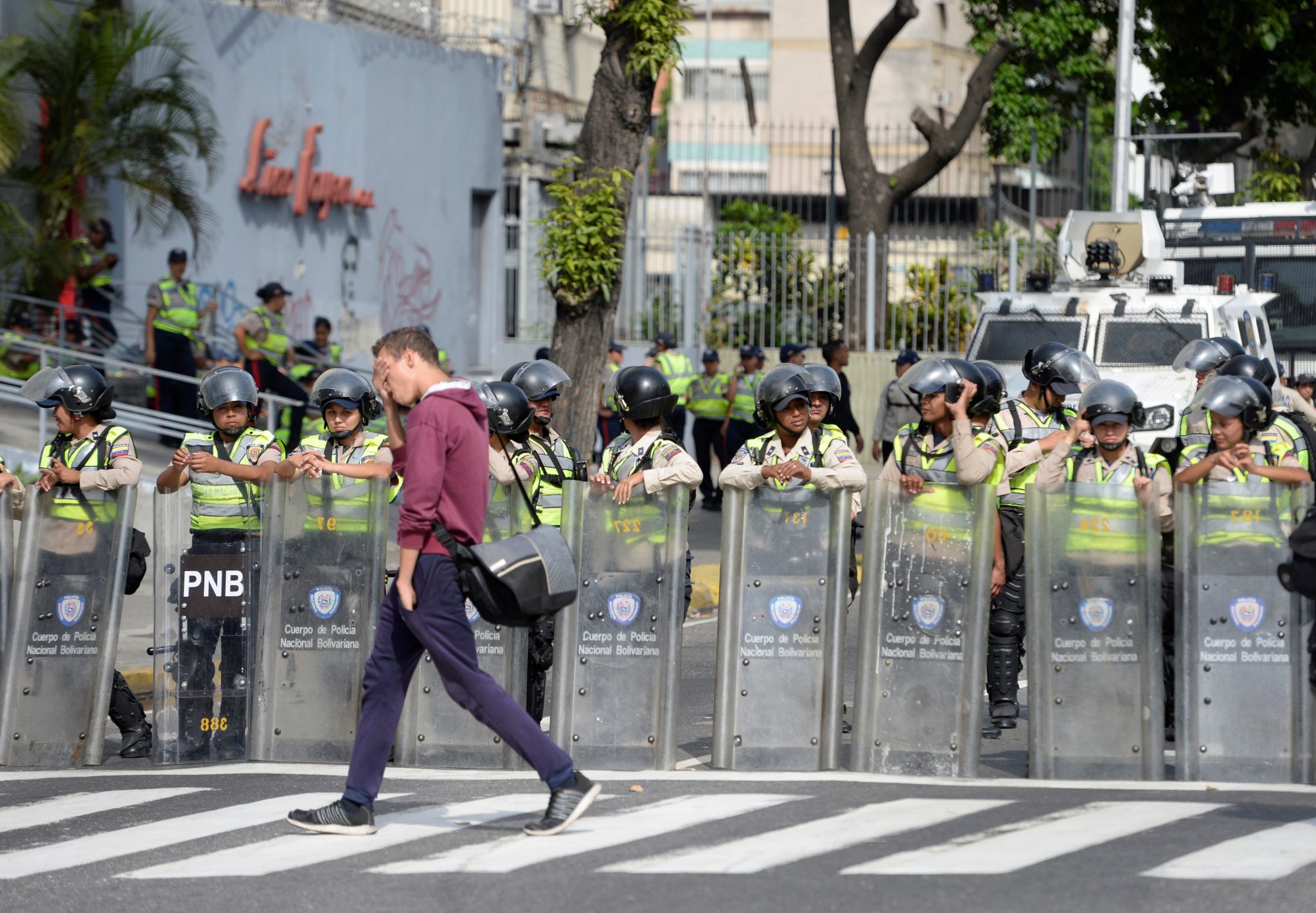Riot police forces are deployed waiting for demonstrations in Caracas on April 19, 2017. Venezuela braced for rival demonstrations Wednesday for and against President Nicolas Maduro, whose push to tighten his grip on power has triggered waves of deadly unrest that have escalated the country's political and economic crisis. / AFP PHOTO / FEDERICO PARRA