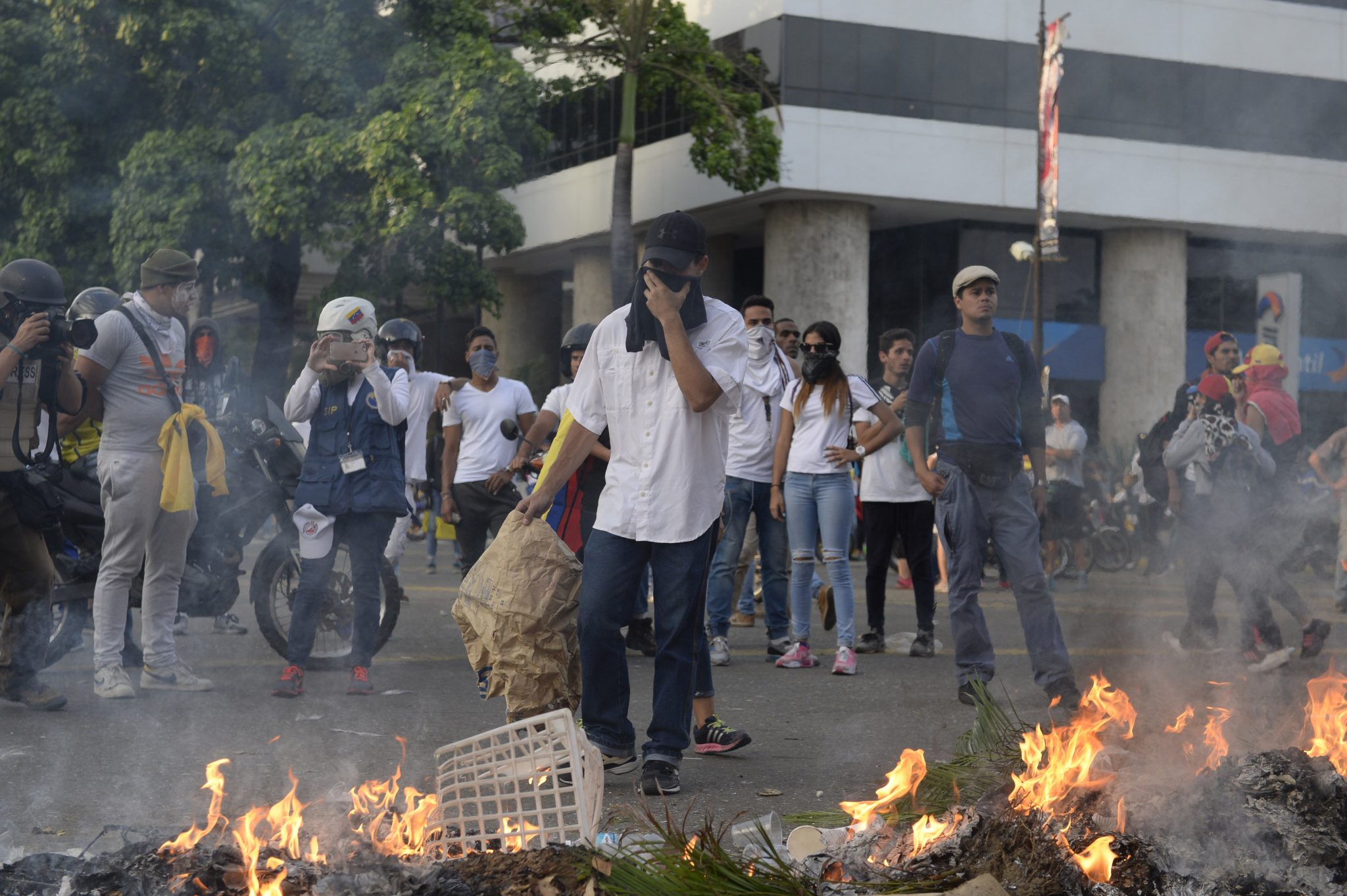 Demonstrators clash with riot police during a march against Venezuelan President Nicolas Maduro, in Caracas on April 19, 2017. Venezuelans took to the streets Wednesday for massive demonstrations for and against President Nicolas Maduro, whose push to tighten his grip on power has triggered deadly unrest that has escalated the country's political and economic crisis. / AFP PHOTO / FEDERICO PARRA