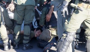 ID:28019643 A las 9:30 de la mañana, la Gendarmería desalojó el piquete de Panamericana y Ruta 197, lanzando gases lacrimógenos y actuando con carros hidrantes. Las fuerzas de seguridad se llevaron detenidos a varios manifestantes. Foto Diego Díaz 06/04/2017