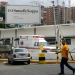 Imagen de archivo. Un hombre pasa frente a una planta de Smurfit Kappa en Caracas