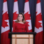 Imagen de archivo de la ministra de Relaciones Exteriores de Canadá, Chrystia Freeland, hablando durante una conferencia de prensa en Ottawa