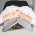 700x420_hombre-manos-cabeza-ordenador-empresario-desesperado-istock-770×420