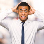 joven-empresario-afroamericano-toma-manos-cabeza-porque-tiene-migrana-ciudad_1368-31069