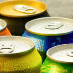 el-truco-para-evitar-que-una-lata-de-refresco-rebose-si-se-te-cae