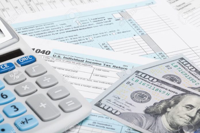 29307306-forma-de-impuesto-1040-con-calculadora-y-dólares