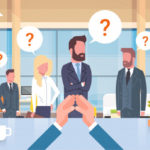 empresario-jefe-mirando-su-equipo-negocios-questiion-mark-sentado-escritorio-lider-grupo_48369-12473