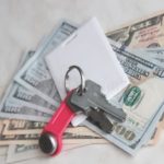 riqueza-y-riquezas-representadas-por-el-dinero-las-llaves-del-efectivo-apartamento-de-dólares-llave-intercambio-trabajo-agente-138543530