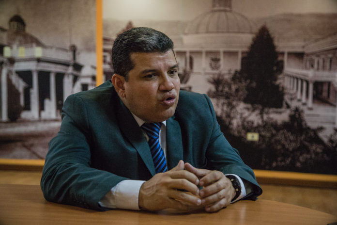 Unión Europea sancionó a Luis Parra y a otros 10 altos funcionarios