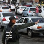 militar en cola por gasolina