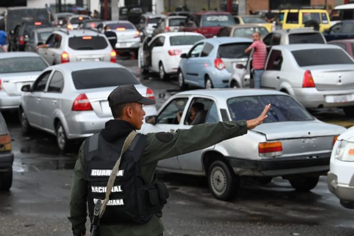 militar en cola por gasolina