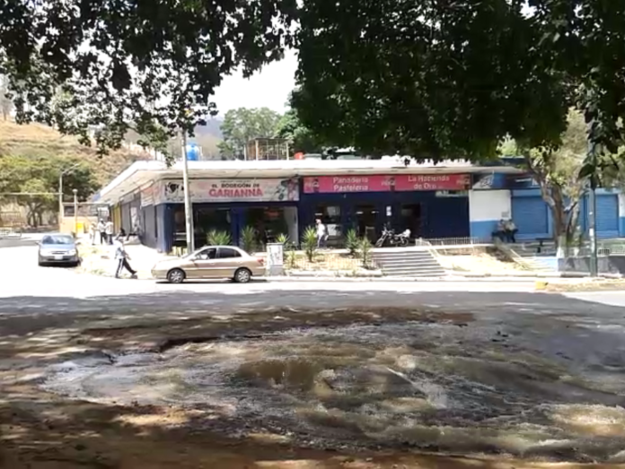 Reventó en Caricuao tubería de aguas limpias