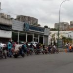 Caraqueños pasaron el día intentando cargar combustible