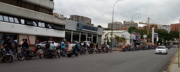 Caraqueños pasaron el día intentando cargar combustible