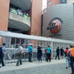 Consumidores acuden masivamente a las tiendas