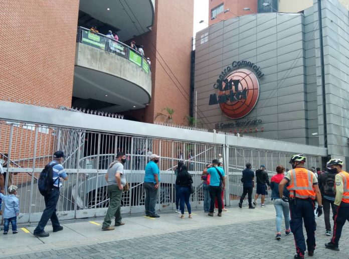 Consumidores acuden masivamente a las tiendas