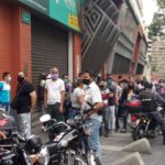 Consumidores acuden masivamente a las tiendas