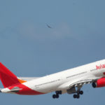 Foto de archivo. Un avión Airbus A330 de la aerolínea Avianca despega del aeropuerto internacional Simón Bolívar en Caracas