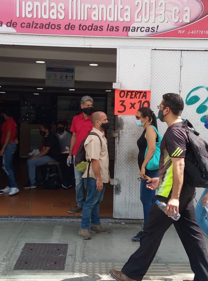 Caraqueños desbordan las calles en el último día de flexibilizacion de la cuarentena
