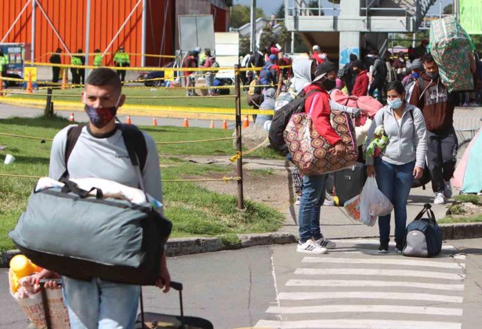 Más de 1.000 venezolanos han sido desalojados en Bogotá este mes según la Fundación Juntos Se Puede