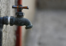 Sucre activa plan de suministro de agua para prestadores de servicios durante Semana Santa Vecinos de Ciudad Guayana cambian comida por agua potable