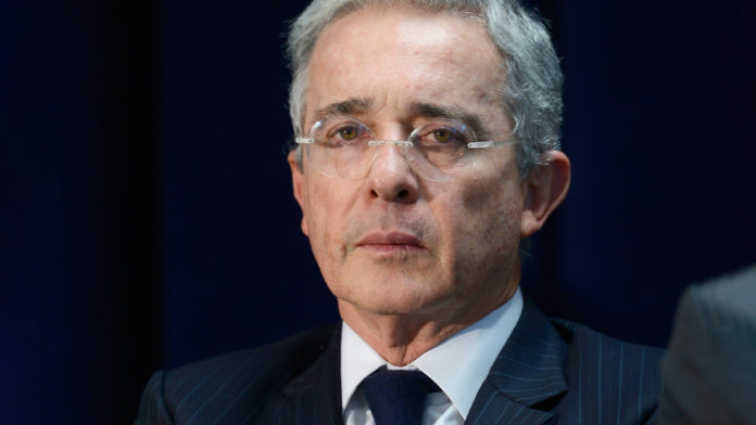 Álvaro Uribe renuncia a su curul en el Senado