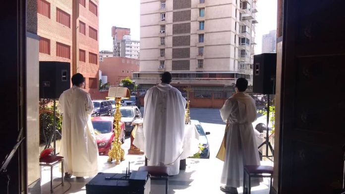 Iglesia venezolana imparte auto-misas durante la cuarentena