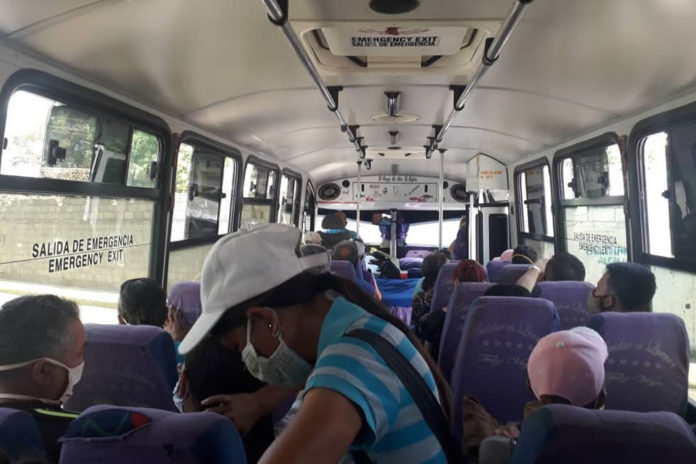 Alertan sobre congestionamiento dentro de unidades de transporte público por escasez de gasolina