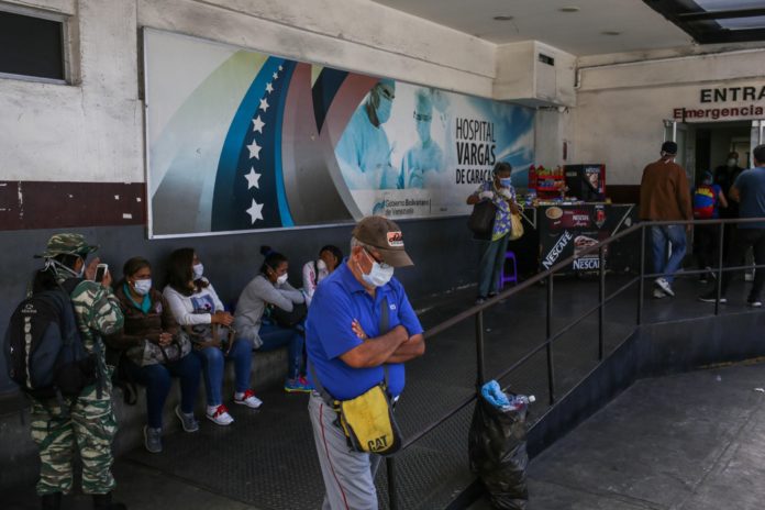 Venezolanos con enfermedades crónicas piden medicamentos