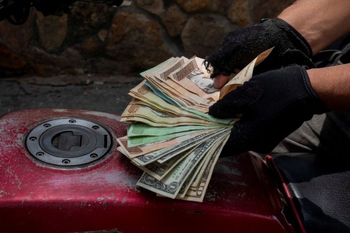 Economista expone dos razones que convirtieron al bolívar en 