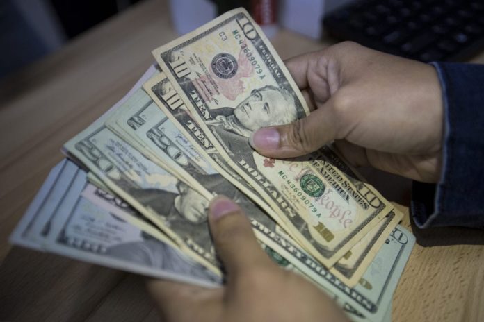 Analista financiero estima que “cada día son menos venezolanos los que mueven bolívares en Venezuela”