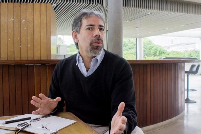 Economista Leonardo Vera ve incompleta la oferta condicional a tenedores de bonos de la República, Pdvsa y la Electricidad de Caracas