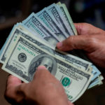 El dólar estadounidense y el bolívar venezolano, la extraña pareja