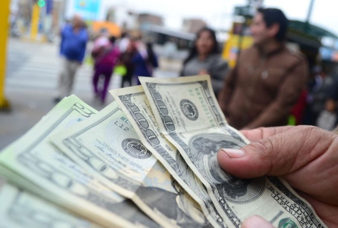 Economista explicó por qué sigue subiendo el precio del dólar paralelo