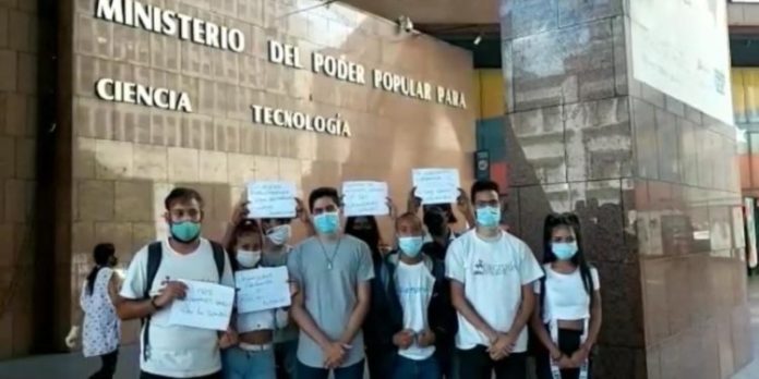 Estudiantes universitarias aseguran que «no hay condiciones para las clases a distancia»