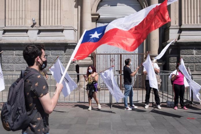 Legales pero sin documentos, el limbo de miles de migrantes en Chile