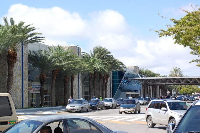 Denuncian cobro en euros en estacionamiento del aeropuerto de Margarita