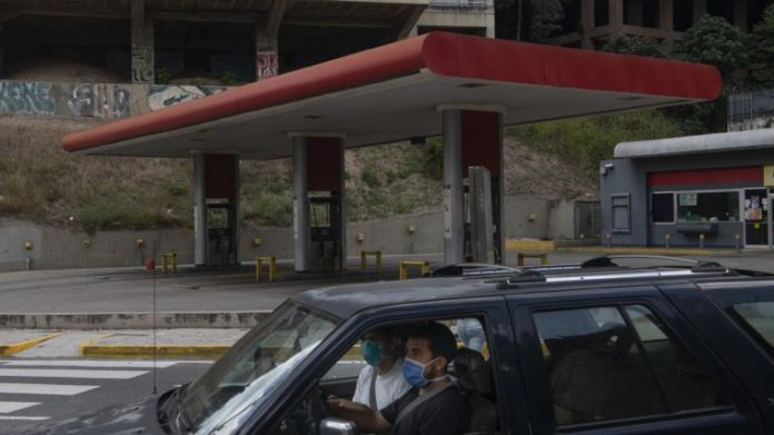 Escasez de efectivo y gasolina ahoga a medios y empresas venezolanas