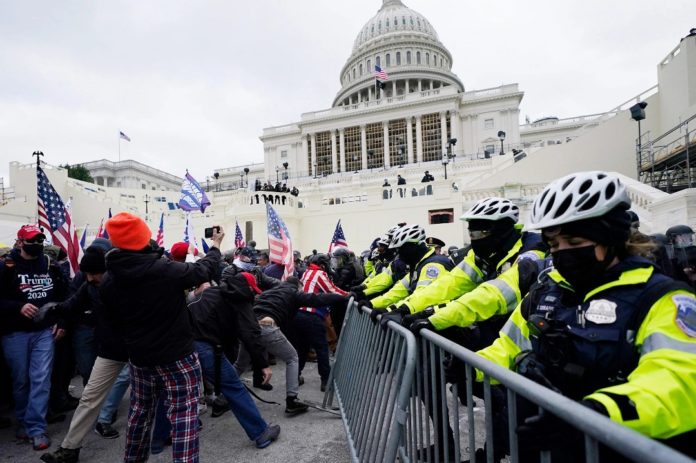 Simpatizantes de Donald Trump ingresaron violentamente al Capitolio (+video)