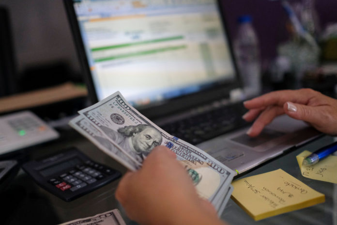 ¿Las dolarización de la banca traerá un impuesto transaccional?