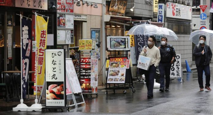 Japón instaló máquinas expendedoras para vender pruebas rápidas de covid-19