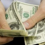 manos-de-hombre-contando-billetes-dolares-1200×642-1-696×372-1.jpg