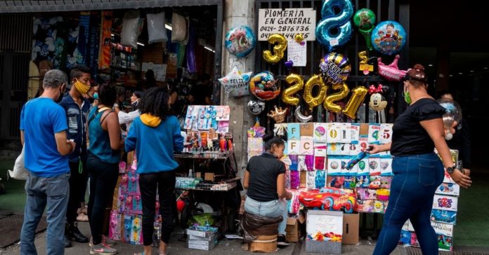 ¿Cuánto cayó la economía venezolana de 2013 a 2021?
