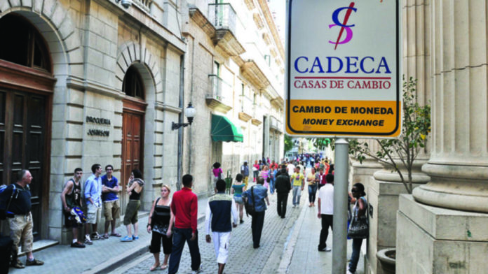 Cuba se queda sin dólares y suspende la venta de divisas en los aeropuertos