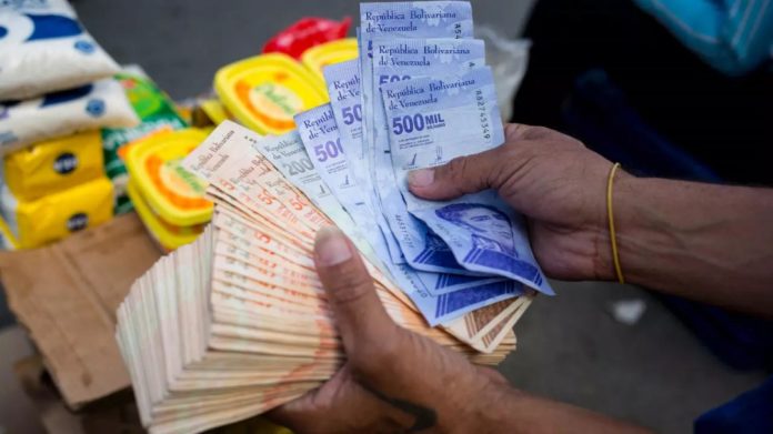 Economista señaló cómo podría recuperarse el valor del salario mínimo