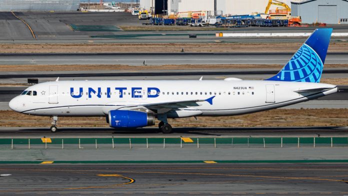 United Airlines sortea un año de vuelos gratis entre viajeros vacunados
