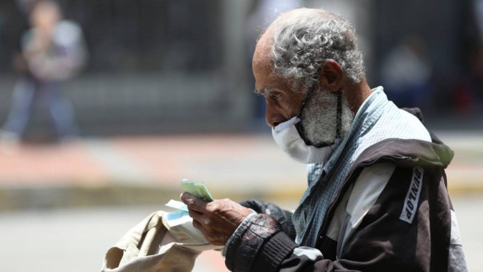 Sueldo mínimo de Venezuela cayó de $471 a $2,47 entre 2013 y 2021