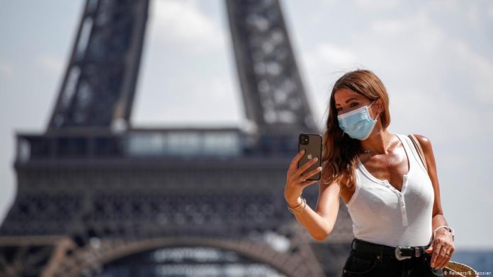 Francia elimina obligatoriedad del tapabocas en espacios públicos