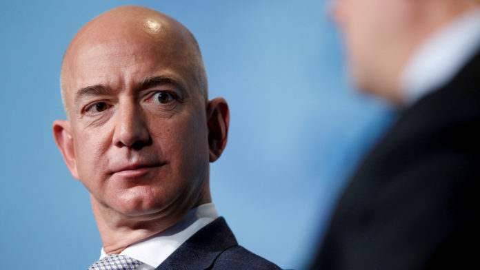 La exorbitante cantidad que pagó un ‘misterioso pasajero’ a cambio de viajar al espacio con Jeff Bezos