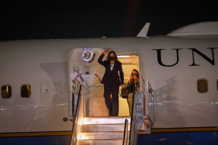Kamala Harris llega a México para reunirse con AMLO