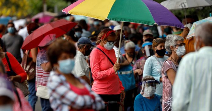 Reuters: Venezuela, bajo sanciones, pide a los bancos locales que paguen las vacunas